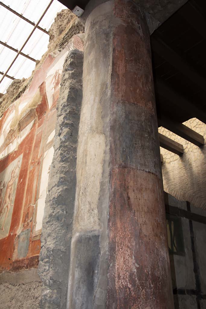 VI.21 Herculaneum, March 2019. Detail of column on west side, looking west.
Foto Annette Haug, ERC Grant 681269 DÉCOR